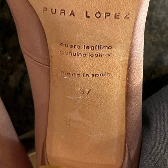 Neiman Marcus Pura Lopez blush satin heels - Picture 8 of 9